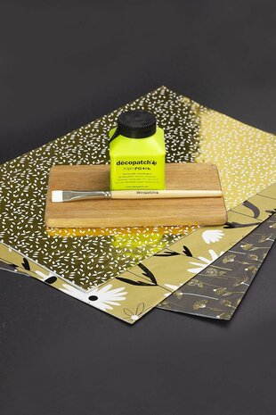 Texture Decopatch papier zwart met goudkleurige bloemen hotfoil